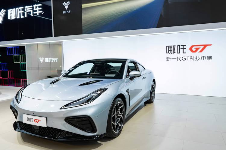 东莞278哪吒汽车在智能汽车领域的表现，领途汽车在新能源汽车市场中的影响力